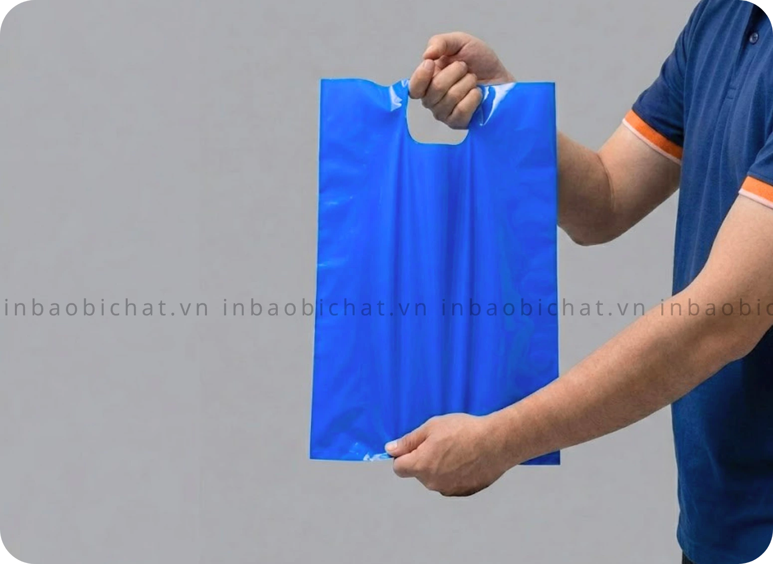 Cận cảnh quai cầm túi hột xoài đục lỗ tinh tế và chịu lực tốt