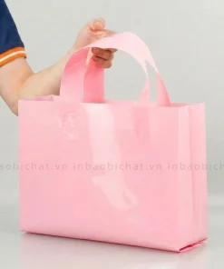 Ảnh thực tế cầm tay túi ép quai cho thấy độ dày dặn và kích cỡ chuẩn cho shop