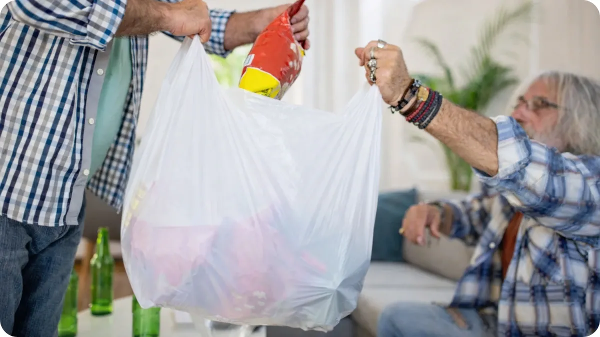 Túi xốp siêu thị màu trắng sữa đựng đầy hàng hóa thực phẩm