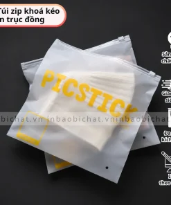 Túi zip khóa kéo HD mờ in trục đồng với họa tiết vàng nổi bật, thích hợp làm bao bì bảo quản và nhận diện cho sản phẩm may mặc